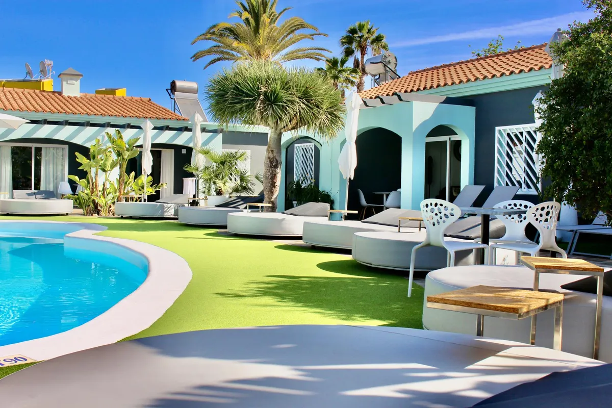 Suites junto a la piscina en el resort naturista Artika Natura Resort Maspalomas, Gran Canaria